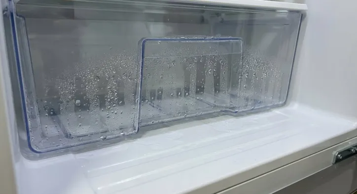 Arçelik Buzdolabı Su Akıtıyor: Teknik Nedenler ve Çözüm Yolları